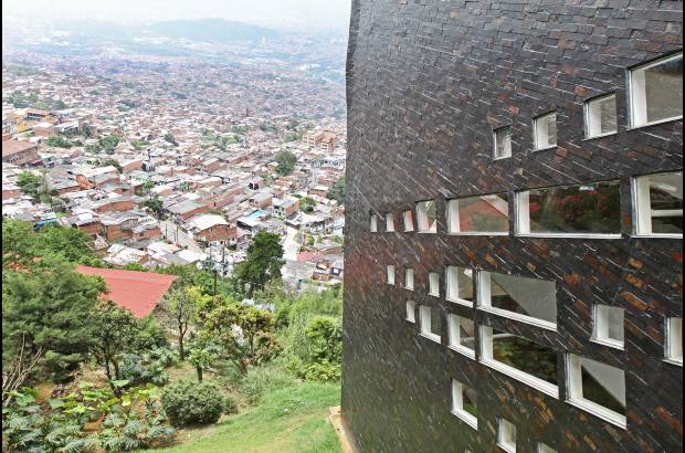 FOTO EL COLOMBIANO - Espacios dise&#241;ados para contribuir a la transformaci&#243;n de la ciudad desde los &#225;mbitos educativo, cultural y social. En los parques biblioteca convergen distintas instituciones en un mismo espacio para generar tejido social y plantear un nuevo estilo de convivencia.