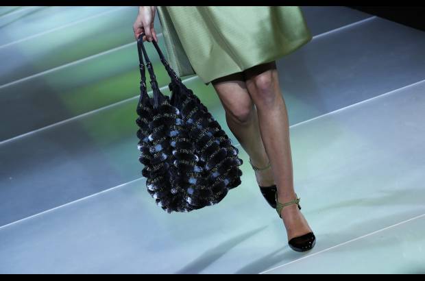 Reuters - Giorgio Armani, de 79 años, cerró la Semana de la Moda femenina de Milán. Sus diseños sorprendieron por teñir la franela de grises claros y oscuros a los que se unió el verde lima, para vestir a una mujer sencilla pero elegante. Para la noche, los vestidos largos palabra de honor o con escotes vertiginosos fueron los encargados de poner la nota de distinción en el desfile.