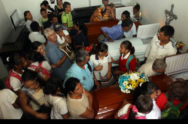 Hern&#225;n Vanegas - En la tragedia ocurrida en el municipio de Angostura perecieron seis integrantes de la familia Ayala Hincapi&#233;. Los hechos se presentaron la madrugada del pasado lunes cuando un deslizamiento sepult&#243; la habitaci&#243;n en la cual dorm&#237;a la familia.