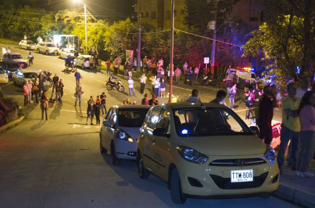 Foto: Edwin Bustamante - Una aglomeraci&#243;n de personas entre familiares de afectados y vecinos del sector inundaron las calles.