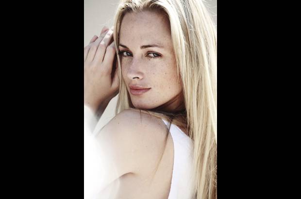 AP - La pecosa rubia que apareci&#243; en bikini en portadas de revista y se pase&#243; por pasarelas mundiales de la moda estaba &quot;rompiendo continuamente con el estereotipo de una modelo&quot;, dijo Tomlinson.