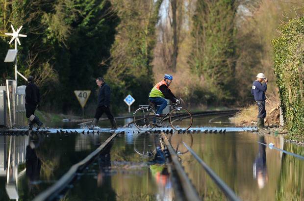AFP - Algunos servicios de tren entre el suroeste de Inglaterra y Londres han sido cancelados, por lo que se ha dispuesto el aumento de las conexiones a&#233;reas, mientras los trenes que salen de la estaci&#243;n londinense de Paddington hacia localidades de Berkshire sufren retrasos.