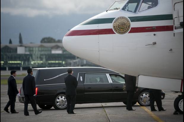 AP - A bordo del avi&#243;n militar fletado por el Gobierno mexicano, viajaron el ministro de Cultura de Guatemala, H&#233;ctor Escobedo, y el embajador argentino en ese pa&#237;s, Ernesto L&#243;pez, quien hizo las gestiones para repatriar el cad&#225;ver del artista, fallecido a los 74 a&#241;os.