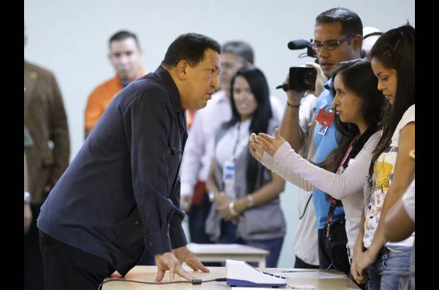 Reuters - Ataviado con una chaqueta azul oscuro y una camiseta roja debajo, el gobernante destac&#243; que este d&#237;a &quot;todo marcha bien&quot; y que el pueblo venezolano est&#225; dando una lecci&#243;n.
