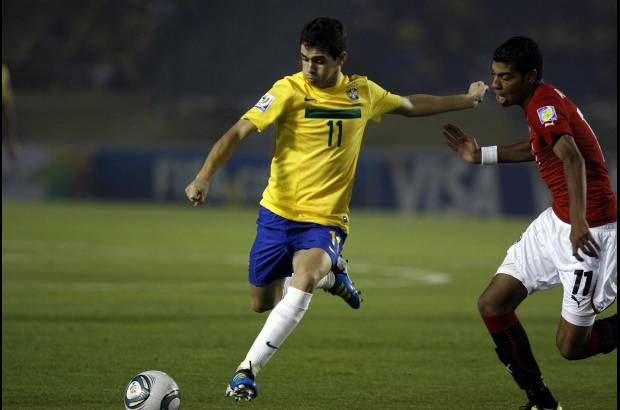 Colprensa - El mediocampista Oscar de Brasil, disputa el bal&#243;n con el delantero Aly Fathy de la selecci&#243;n de Egipto.