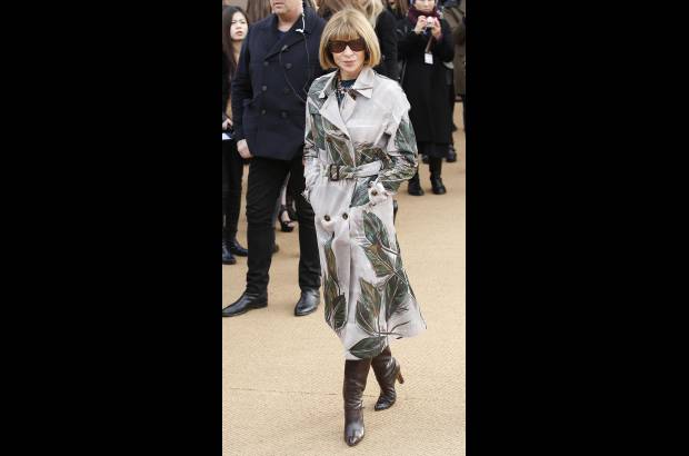 Reuters - Cooper, estuvo acompa&#241;ado en el desfile por la directora de Vogue Estados Unidos y gur&#250; de nuevas tendencias, Anna Wintour.