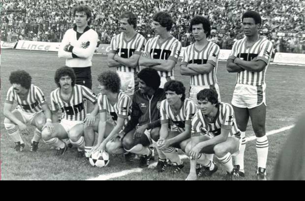 - 1981. De pie: Lorenzo Carrabs, Luis Fernando L&#243;pez, H&#233;ctor Dragonetti, C&#233;sar Cueto y Guillermo Larrosa. Abajo: Carlos Maya, Pedro Sarmiento, Norberto Peluffo, V&#237;ctor Luna, Gabriel Jaime Barrab&#225;s G&#243;mez y Hern&#225;n Dar&#237;o Herrera. Oswaldo Juan Zubeld&#237;a.