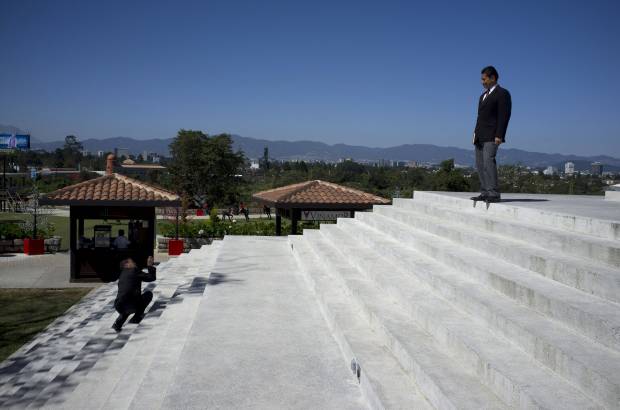 AP - El Paseo Cayal&#225;, de 14 hect&#225;reas, es un complejo casas y negocios, que incluye boutiques, parques, una iglesia, clubes nocturnos y restaurantes, encerrados todos dentro de un muro blanco de estuco.