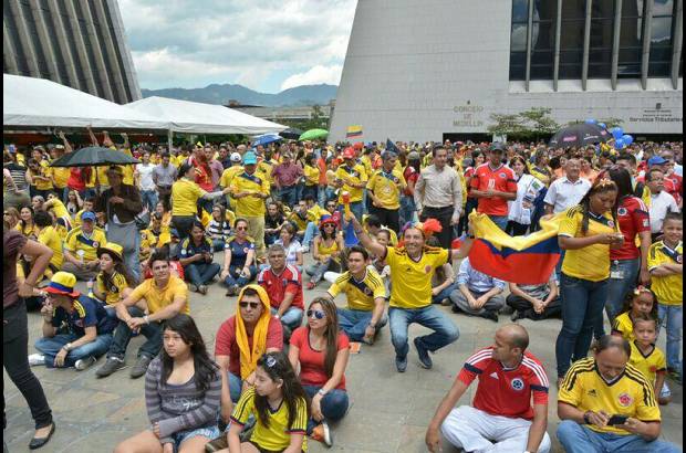 @AlcaldiadeMed - Con camisetas rojas y amarillas Medell&#237;n disfrut&#243; del encuentro entre la Selecci&#243;n Colombia y Brasil. El parque El Poblado, parque Lleras, avenida 33 y la plazoleta del Centro Administrativo La Alpujarra fueron los lugares de encuentro.