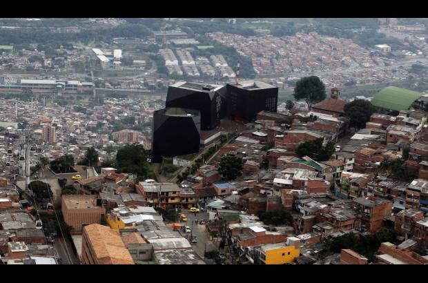 FOTO EL COLOMBIANO - Espacios dise&#241;ados para contribuir a la transformaci&#243;n de la ciudad desde los &#225;mbitos educativo, cultural y social. En los parques biblioteca convergen distintas instituciones en un mismo espacio para generar tejido social y plantear un nuevo estilo de convivencia.