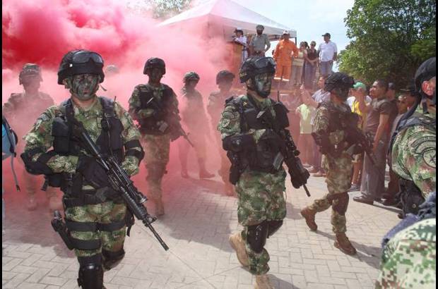 Cortesía Presidencia - El presidente Juan Manuel Santos y los altos mandos militares encabezaron el desfile del 20 de julio, en San Andrés.