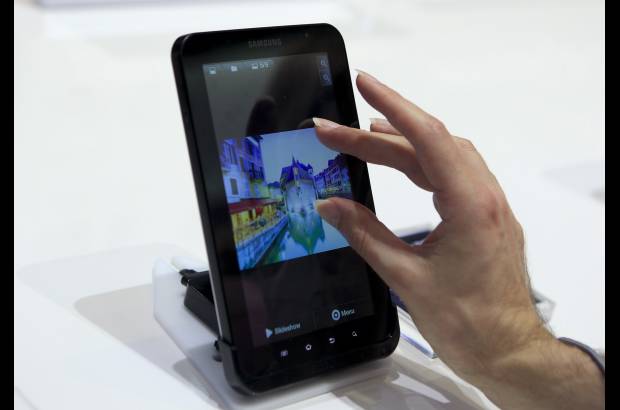 Reuters - Samsung presentó en la IFA su tableta GalaxyTab, con una pantalla multitáctil de siete pulgadas, resolución de 1.024x800 píxeles, procesador de 1 GB, hasta 32 GB de disco duro, cámara de tres megapíxeles y un diseño delgado de 380 gramos.