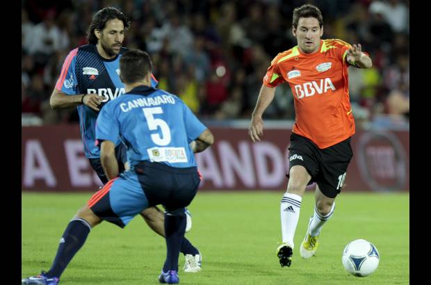 Mauricio Alvarado-Colprensa - Los hinchas no dejaron de aclamar y aplaudir el jueves 21 de junio a sus &#237;dolos Lionel Messi y Radamel Falcao en la llamada &#39;Batalla de las Estrellas&#39;, que termin&#243; en un empate 6-6.
