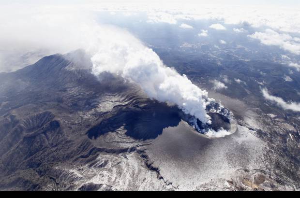 Reuters - Shinmoe entr&#243; en erupci&#243;n el jueves 27 de enero por primera vez en 52 a&#241;os.