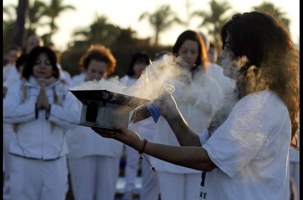 REUTERS - Desde la madrugada de este 21 de diciembre un flujo constante de visitantes, en su mayor&#237;a vestidos de blanco, fueron llegando hasta Chich&#233;n Itz&#225;, en el Estado de Yucat&#225;n, provistos con velas, incienso y hasta copal.