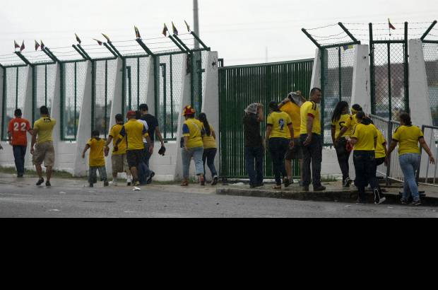 Colprensa - Los fan&#225;ticos camino al Metropolitano, horas antes a la inauguraci&#243;n y al juego.