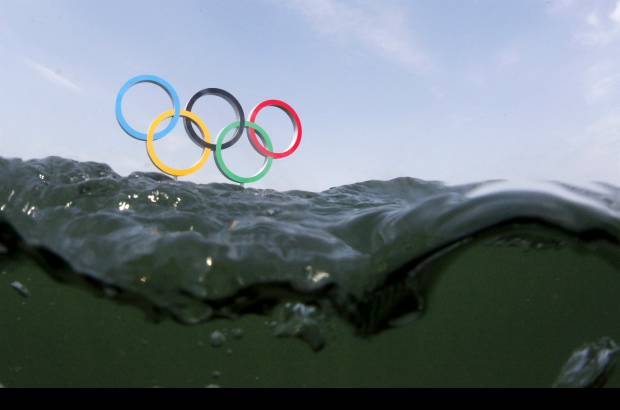 Reuters - Por el agua, por el aire y en tierra se viven los Juegos Olímpicos.