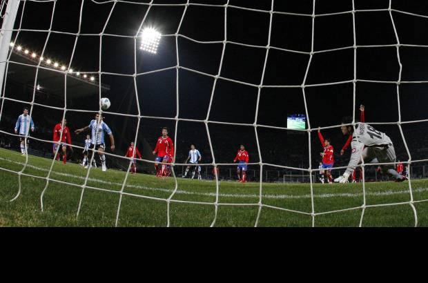 Reuters - Argentina totaliz&#243; cinco puntos y qued&#243; segundo en el Grupo A, que fue ganado por Colombia con siete unidades. Costa Rica, con tres, qued&#243; a la espera de lo que suceda en otros partidos, con posibilidades de avanzar como uno de los mejores terceros.