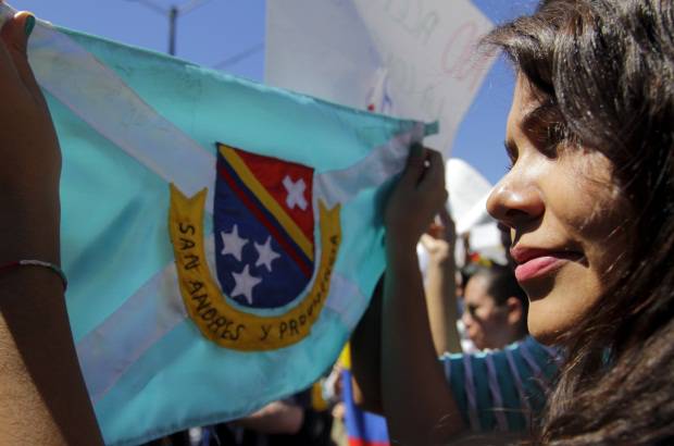 Colprensa - Despu&#233;s de entonar el Himno Nacional y el Himno de San Andr&#233;s islas, decenas de raizales iniciaron la jornada de protesta.