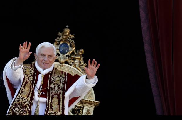 Reuters - En espa&#241;ol proclam&#243;: &quot;Feliz Navidad. Que la paz de Cristo reine en vuestros corazones, en las familias y en todos los pueblos&quot;, en medio de los aplausos y vivas de numerosos espa&#241;oles y latinoamericanos presentes.