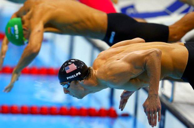 AP - El campe&#243;n ol&#237;mpico Michael Phelps triunf&#243; en su &#250;ltima prueba individual de la nataci&#243;n, y se alz&#243; con la medalla dorada n&#250;mero 17 de las 21 que tiene.