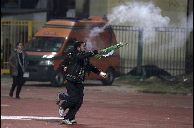 Reuters - &quot;Los ultras del Al Masry saltaron al campo a linchar a los jugadores del Al Ahly&quot;, relat&#243; Hosam Mohamed Mustafa, testigo de los graves disturbios.
