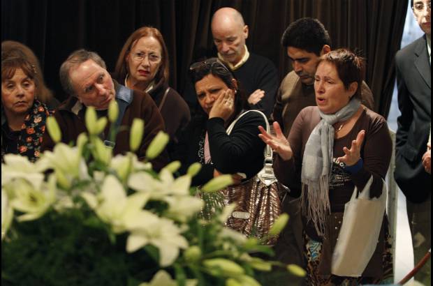 AP - La viuda de Cabral hab&#237;a dispuesto unos funerales &#237;ntimos, pero el clamor de los admiradores del artista y de sus colegas hizo que cambiara de opini&#243;n y aceptara que el f&#233;retro fuese velado en el peque&#241;o Teatro ND Ateneo, de Buenos Aires.