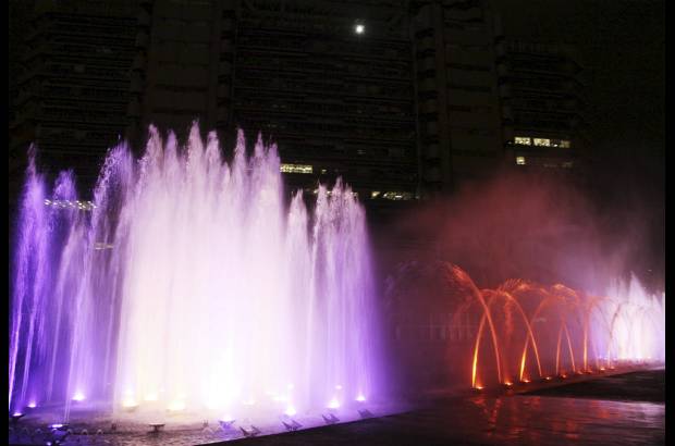 Róbinson Sáenz - Disfrute del espectáculo de la fuente cibernética de Empresas Públicas de Medellín.