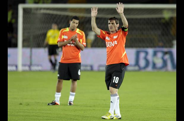 Mauricio Alvarado-Colprensa - Los cambios abundaron en el segunda tiempo del encuentro con fines ben&#233;ficos en el estadio El Camp&#237;n ante unos 25.000 aficionados.