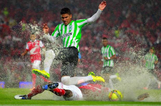 Colprensa - Gran parte del terreno de juego del estadio El Campín permaneció inundado durante el partido entre Santa Fe y Nacional en el partido de ida de la semifinal de la Liga Postobón.
