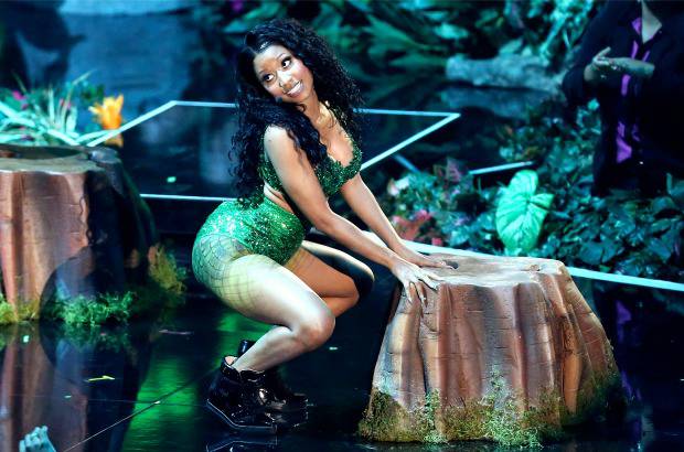 AP - El show de dos horas estuvo m&#225;s tranquilo que en ediciones pasadas: el momento m&#225;s impactante fue cuando Nicki Minaj mene&#243; su trasero durante su interpretaci&#243;n de &quot;Anaconda&quot;...