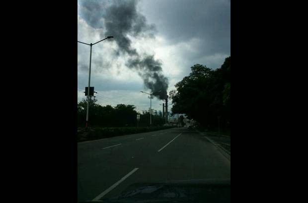 FOTO CORTES&#205;A - Desde diferentes puntos del sur del &#225;rea metropolitana se report&#243; la aparici&#243;n de una columna de humo que sal&#237;a de las instalaciones de Peldar. La empresa inform&#243; que se trata de un trabajo de mantenimiento.