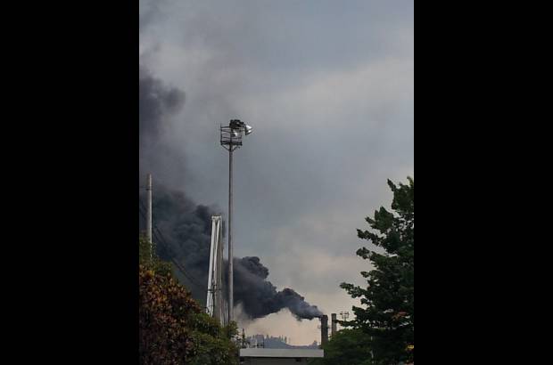 FOTO CORTES&#205;A - Desde diferentes puntos del sur del &#225;rea metropolitana se report&#243; la aparici&#243;n de una columna de humo que sal&#237;a de las instalaciones de Peldar. La empresa inform&#243; que se trata de un trabajo de mantenimiento.