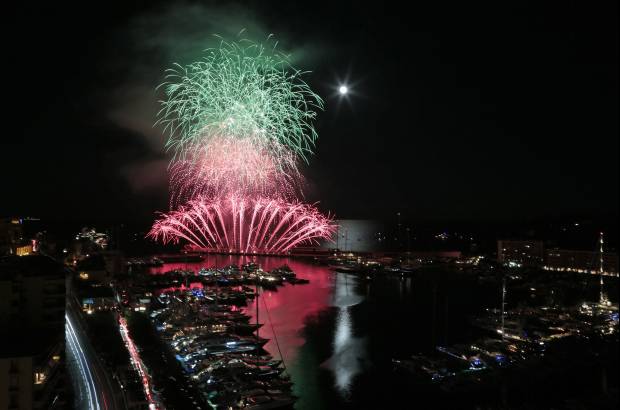 Reuters - Fuegos artificiales chinos se ven sobre el puerto de M&#243;naco, ya que este pa&#237;s participa en el concurso internacional de fuegos artificiales Pyromelodic que se realiza en dicha ciudad.