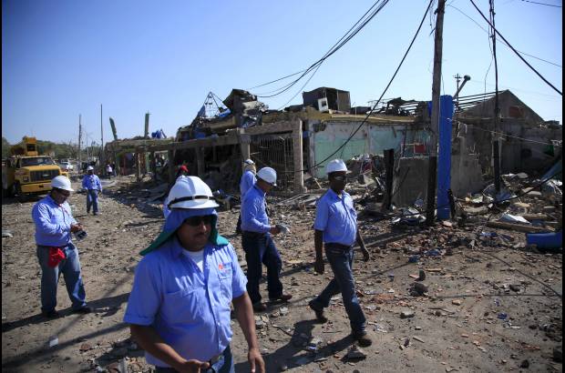 AP - Las autoridades dijeron que por lo menos unos 140 bomberos desplazados al lugar para enfrentar las llamas.