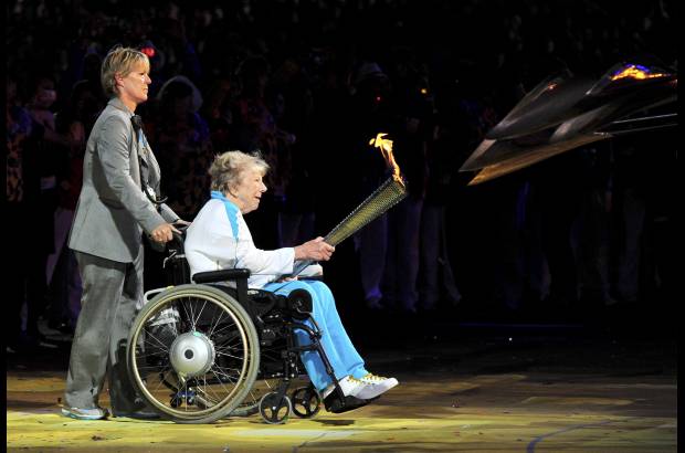 Reuters - El último relevo fue para Margaret Maughan.