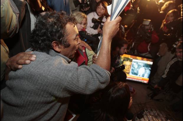 Reuters - La felicidad del pueblo chileno gracias a la operaci&#243;n de rescate de los mineros.
