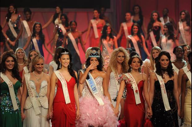 Reuters - Detr&#225;s de la venezolana quedaron la concursante de Filipinas, Gwendoline Ruais, y la de Puerto Rico, Amanda Perez.