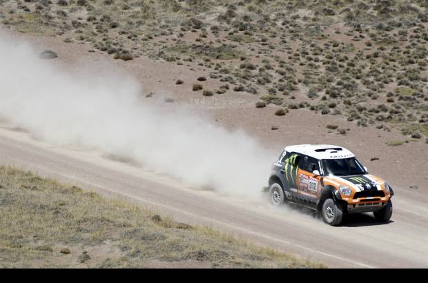 Reuters - Desiertos y caminos exigentes ponen a prueba de la pericia de los pilotos y sus ayudantes.