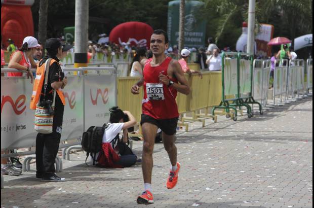 Esteban Jaramillo y Sebastián Salazar - Más de 10 mil competidores se dieron cita en esta histórica cita deportiva que se corría en las modalidades de 5, 10, 21 y 42 kilómetros.