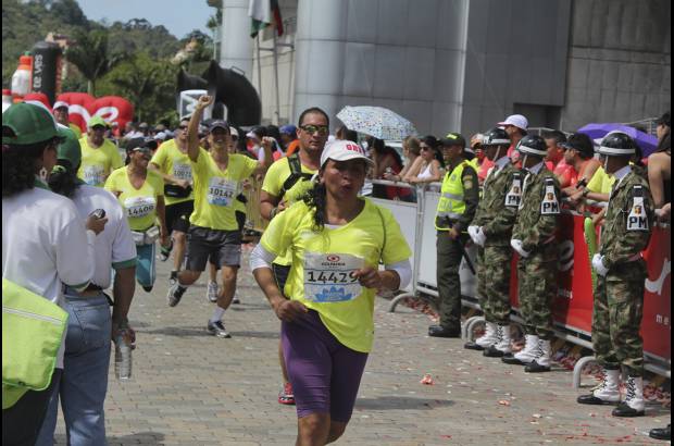 Esteban Jaramillo y Sebastián Salazar - Más de 10 mil competidores se dieron cita en esta histórica cita deportiva que se corría en las modalidades de 5, 10, 21 y 42 kilómetros.