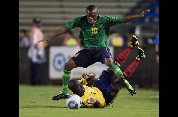 Reuters - Despu&#233;s de una primera parte pobr&#237;sima por parte de Colombia, que no tuvo ning&#250;n tipo de definici&#243;n en su juego ni peligro en sus acciones de ataque, los goles conseguidos por Te&#243;filo Guti&#233;rrez y Jackson Mart&#237;nez fue lo &#250;nico que salv&#243; al combinado tricolor en un partido para el olvido.