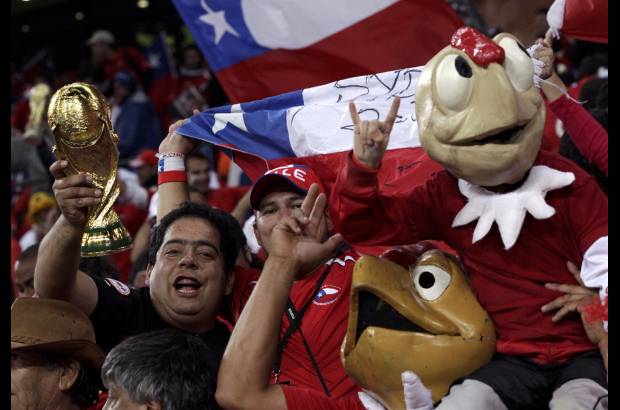 Reuters - Posesión, juego ofensivo y paciencia. La selección de Marcelo Bielsa demostró este lunes que un fútbol alegre es capaz de derribar cualquier muralla. Chile se impuso 1-0 a Suiza en el estadio Nelson Mandela Bay de Port Elizabeth y sumó su segunda victoria consecutiva en el Mundial.