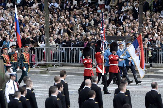 AFP - Uniformados británicos, rusos o serbios se sumaron al desfile de los ejércitos franceses de tierra, mar y aire.