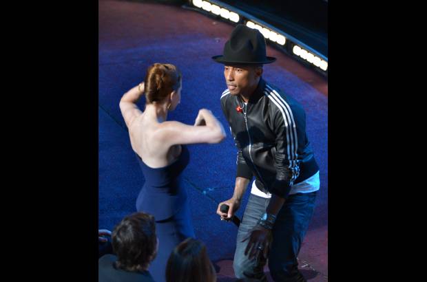 AP - Pharrell Williams en medio de su &#233;xito Happy bail&#243; con algunas actrices, aqu&#237; Amy Adams