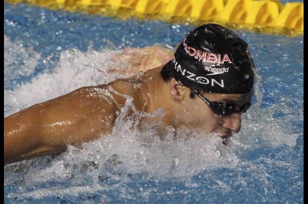 Reuters - El colombiano Omar Pinz&#243;n en una de las pruebas de clasificaci&#243;n en la nataci&#243;n.