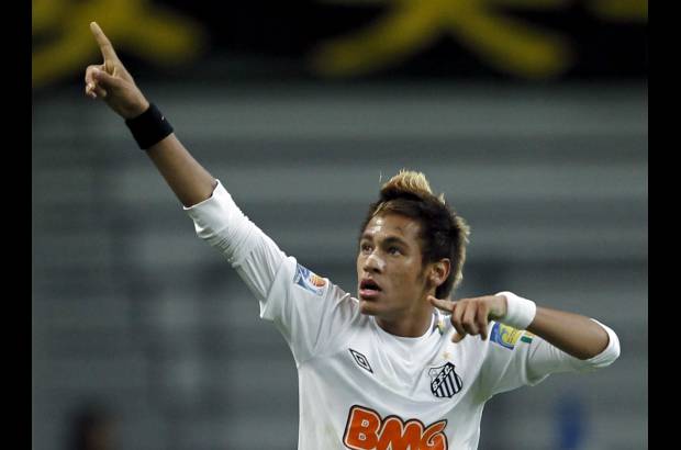 Archivo - El brasile&#241;o del Santos, Neymar, obtuvo el premio Puskas al mejor gol del a&#241;o, por encima de la vaselina de Messi y la chilena de Wayne Rooney.