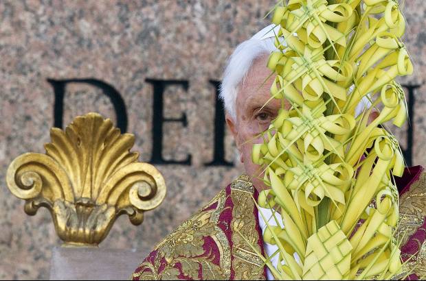 Reuters - Miles de personas asistieron en la plaza de San Pedro del Vaticano a la procesi&#243;n de las Palmas del Domingo de Ramos.