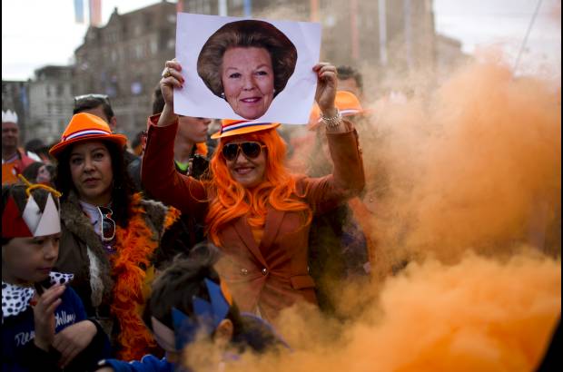 AP - El ambiente era de festejo, los holandeses despedían a Beatriz y le daban la bienvenida a Guillermo.
