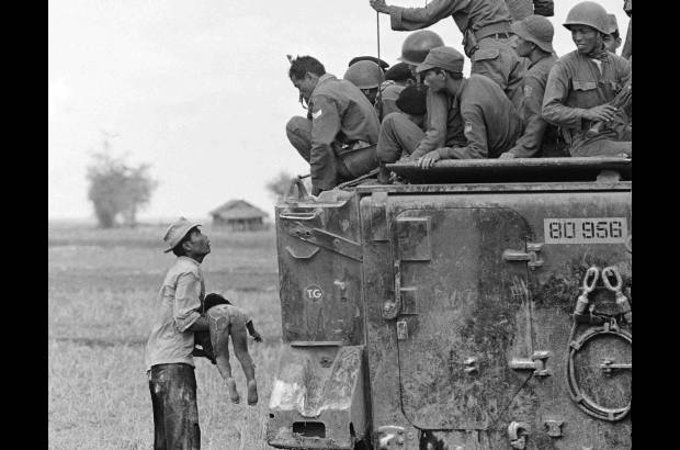 AP - Vietnam record&#243; el 35to aniversario del fin de su guerra con una reproducci&#243;n dram&#225;tica del d&#237;a en que los tanques norvietnamitas derribaron las puertas del otrora Palacio Presidencial.